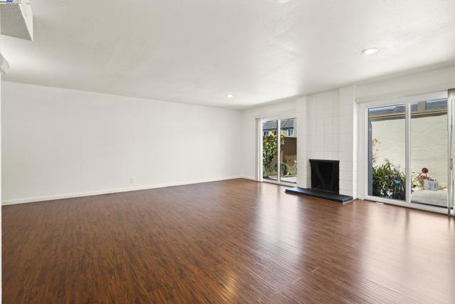 3112 La Campania, Alameda CA: https://media.crmls.org/mediaz/871c8a96-d760-40ea-80b3-ed57d620a108.jpg