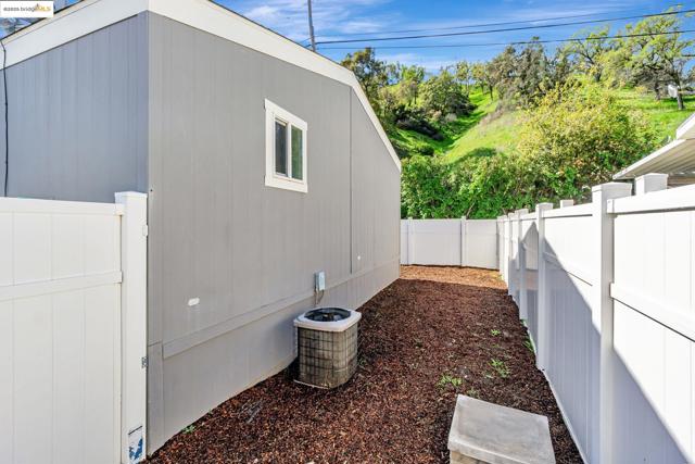 16711 Marsh Creek Rd, Clayton CA: https://media.crmls.org/mediaz/871cb50a-6a4c-40f6-b546-e5200bcd15f2.jpg