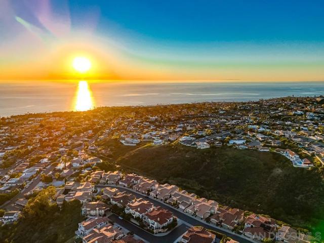 5448 Caminito Bayo, La Jolla CA: https://media.crmls.org/mediaz/871d4e77-bed3-4ade-a609-9980bfac8493.jpg