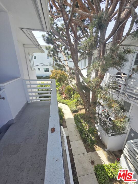 https://media.crmls.org/mediaz/871d87d6-1e96-407b-ab39-e543bf8809c3.jpg?preset=X-Large