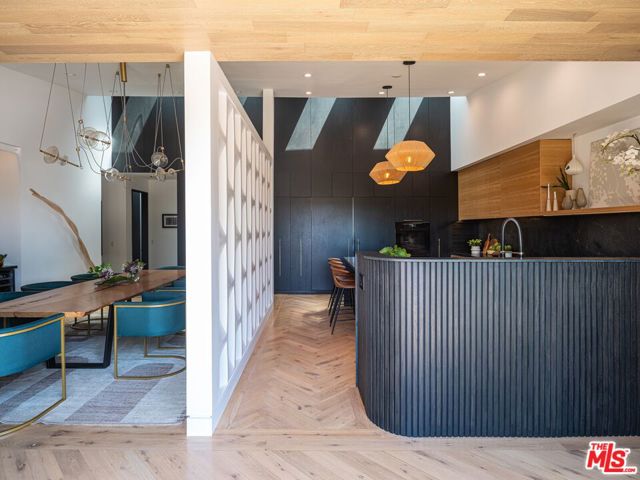 4587 Don Felipe Drive, Los Angeles CA: https://media.crmls.org/mediaz/871da471-f091-4e88-9e3f-06b2a2f192f4.jpg