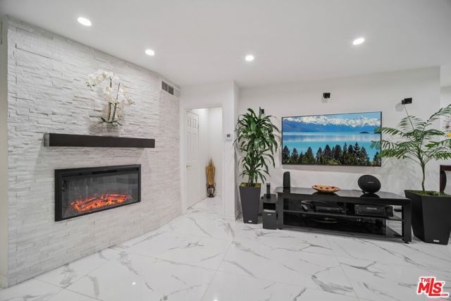 9520 Via Tivoli, Burbank CA: https://media.crmls.org/mediaz/871da80a-4633-4217-b6a6-b279a601f5e4.jpg