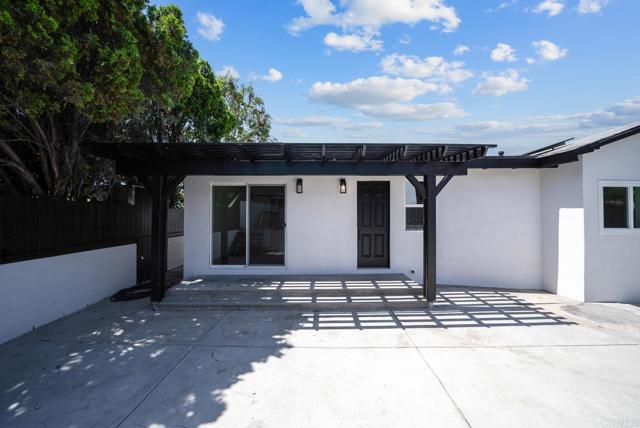 2333 Ridge View Drive, San Diego CA: https://media.crmls.org/mediaz/871eb2db-eb08-4f17-b79c-f70e1250e6d4.jpg
