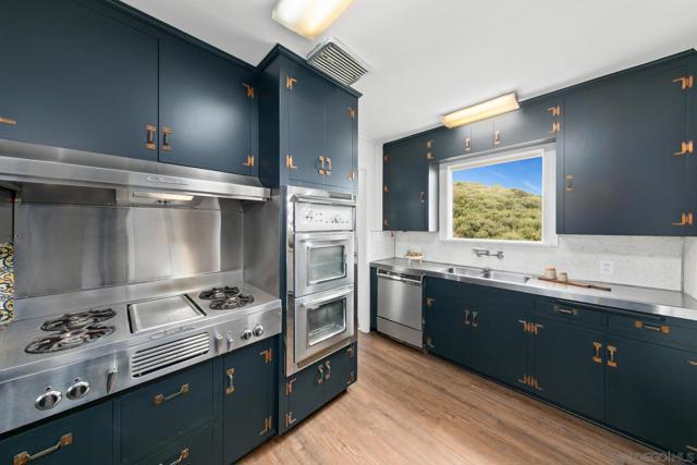 7520 Hillside Dr, La Jolla CA: https://media.crmls.org/mediaz/871eebd6-69eb-4bc2-9934-c04bb4721bcf.jpg
