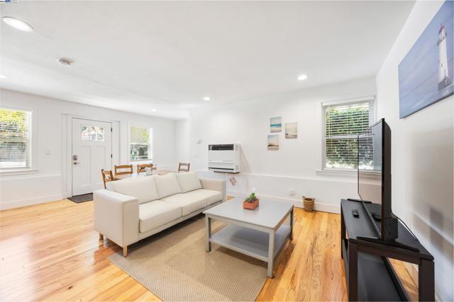 2060 San Antonio Ave, Alameda CA: https://media.crmls.org/mediaz/871fe7e0-a56e-45c3-98e1-1a059c4116a1.jpg
