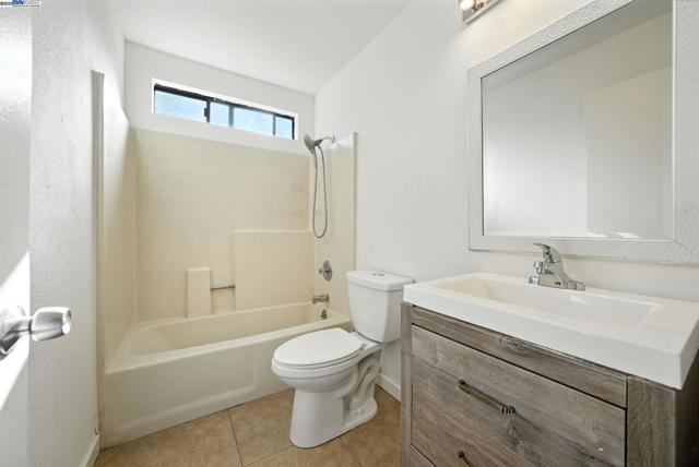 2524 Brazil Ct, Antioch CA: https://media.crmls.org/mediaz/87213bf2-2730-449b-b892-8f88b9377d8b.jpg
