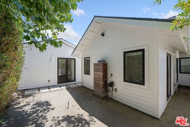 4525 Melbourne Avenue, Los Angeles CA: https://media.crmls.org/mediaz/872143b4-a571-4749-a10a-0fb19cf60775.jpg