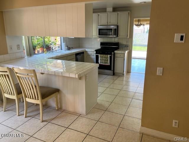 13338 Canyon Ridge Lane, Granada Hills CA: https://media.crmls.org/mediaz/87214778-c503-4af1-8f54-24c9033624ef.jpg