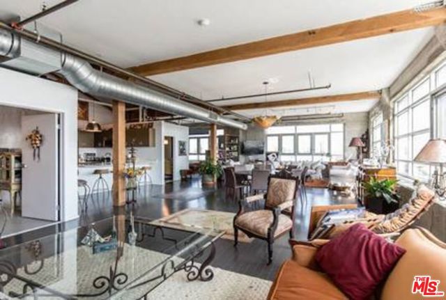 530 S Hewitt Street, Los Angeles CA: https://media.crmls.org/mediaz/8721baab-2c2b-441a-98cb-8eb4ffa25978.jpg