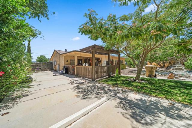 7520 Oakwood Ave, Hesperia CA: https://media.crmls.org/mediaz/872235a3-6a39-408a-957c-ff468348d211.jpg