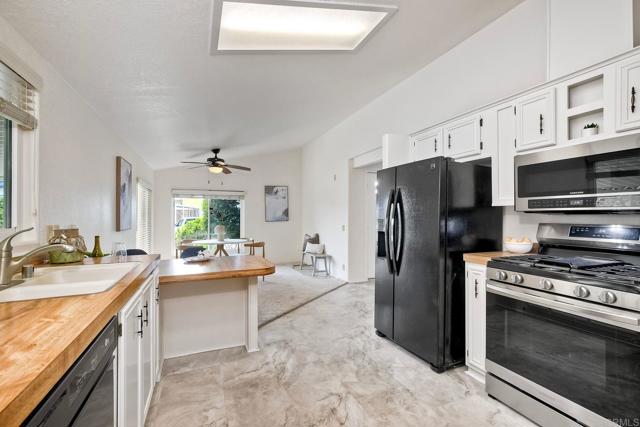 6496 Friendly Place, Carlsbad CA: https://media.crmls.org/mediaz/87224f7f-8a5f-4e56-b691-283e70e66357.jpg