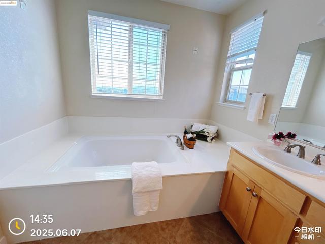 6136 Old Quarry Loop, Oakland CA: https://media.crmls.org/mediaz/8722cf74-42db-4151-b609-2bf1fc5de28f.jpg