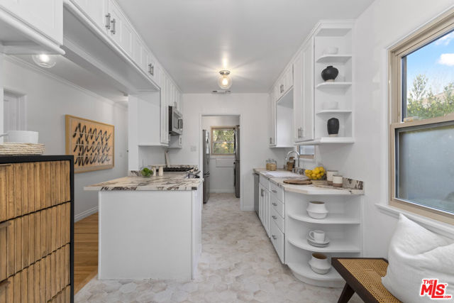 1016 Indiana Court, Venice CA: https://media.crmls.org/mediaz/87231801-8914-4bca-bdc7-91bf544d2d5d.jpg