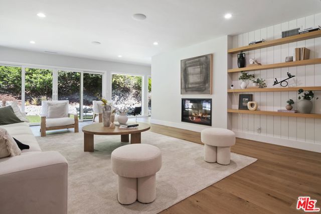 4031 Deerhorn Drive, Sherman Oaks CA: https://media.crmls.org/mediaz/87232fe6-bc2b-4709-9f15-fe5fd811401f.jpg
