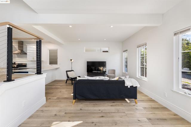 712 39Th St, Oakland CA: https://media.crmls.org/mediaz/87248945-e9d8-4287-86db-e1c1ac2c635e.jpg