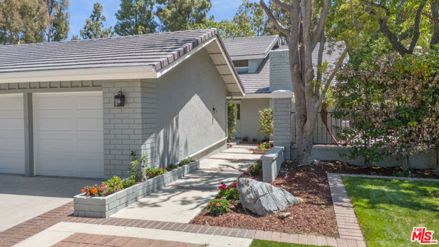 19 Rippling, Irvine CA: https://media.crmls.org/mediaz/87249ef8-38e1-45ab-92b1-4354a5214ac2.jpg