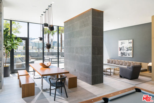 801 S OLIVE Street, Los Angeles CA: https://media.crmls.org/mediaz/87284fa6-ea9a-4bcf-9e5e-67ed05aff40d.jpg