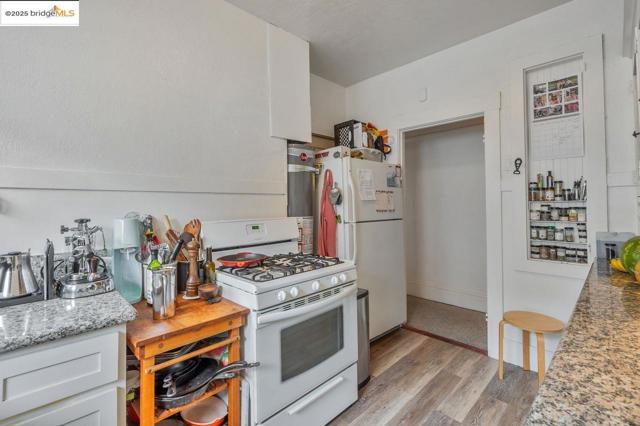 5537 Claremont Ave, Oakland CA: https://media.crmls.org/mediaz/8728fbc3-b3d3-46e0-b2fc-cba773afc364.jpg
