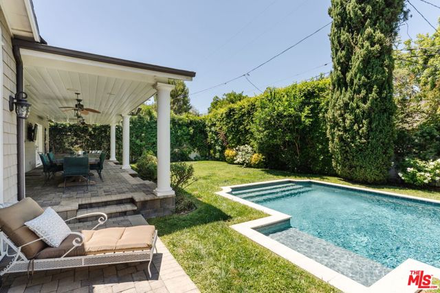 4237 Bluebell Avenue, Studio City CA: https://media.crmls.org/mediaz/872923e2-91ce-4ebf-a61e-2709a39bee14.jpg
