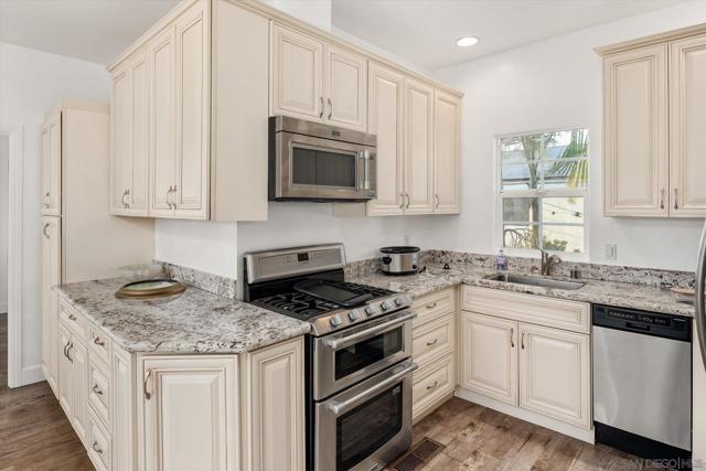 260 H Avenue, Coronado CA: https://media.crmls.org/mediaz/87294a4d-65de-4dde-b0ab-847364d59da0.jpg