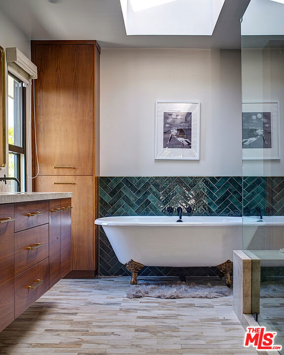 8674 Edwin Drive, Los Angeles CA: https://media.crmls.org/mediaz/872984aa-8493-49e0-8b78-96af2908e094.jpg