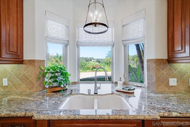 15397 Rock Creek Ln, El Cajon CA: https://media.crmls.org/mediaz/8729b5da-be0b-4020-b11e-9e0bc8b27d11.jpg