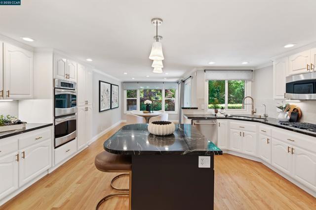 2140 Hidden Oak Dr, Danville CA: https://media.crmls.org/mediaz/872b2b2d-b453-45e9-9fa6-0e2a9e41e292.jpg