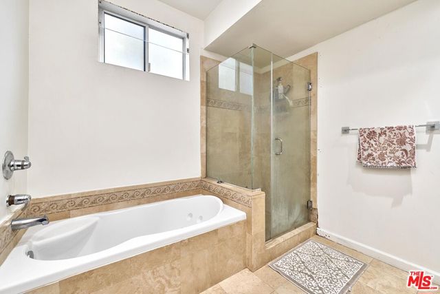 332 S Oxford Avenue, Los Angeles CA: https://media.crmls.org/mediaz/872b9a76-7ebe-44ab-be1c-5942c55efee3.jpg