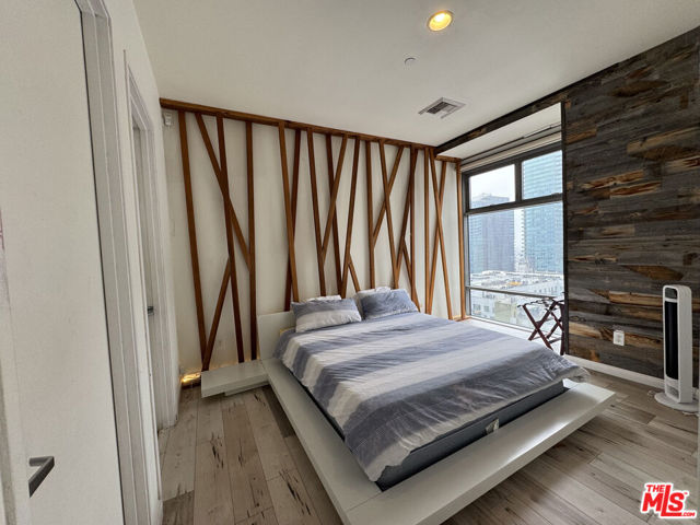 801 S Grand Avenue, Los Angeles CA: https://media.crmls.org/mediaz/872d57ed-b2ee-439e-a24e-faf06ccabd1e.jpg