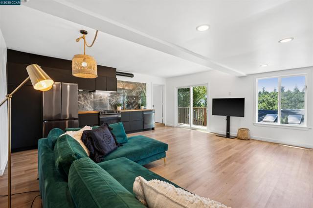 5915 ALHAMBRA AVE, Oakland CA: https://media.crmls.org/mediaz/872d94c9-b012-4b58-98f5-f3542d0dc719.jpg