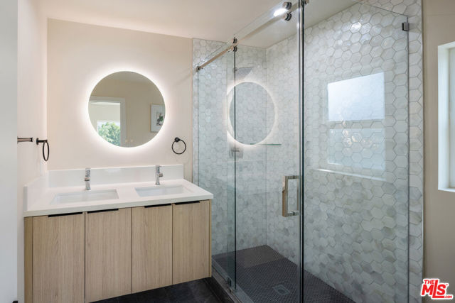 9425 Gierson Avenue, Chatsworth CA: https://media.crmls.org/mediaz/872e179a-b743-456d-8dd7-4b9ad2a8158f.jpg