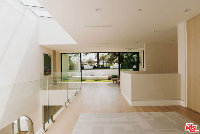 260 S Canyon View Drive, Los Angeles CA: https://media.crmls.org/mediaz/872e857b-b5ea-4d7e-bd05-25d535c1880d.jpg