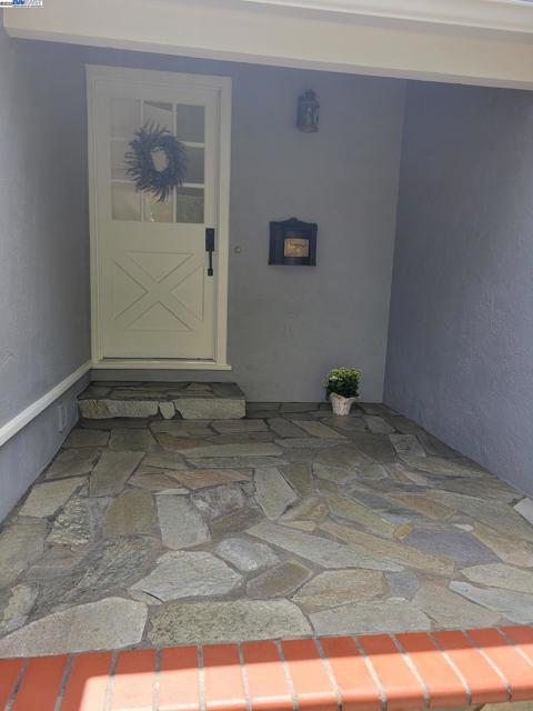 33039 Palmetto Dr, Union City CA: https://media.crmls.org/mediaz/872eabff-e4cd-4c25-9005-e46849da4a72.jpg
