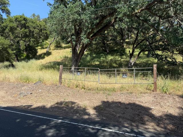 10900 Watsonville Road, Gilroy CA: https://media.crmls.org/mediaz/872ecb7b-70f0-42cc-8424-d3aca567f325.jpg