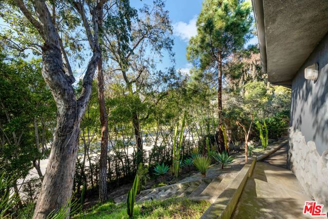 527 Las Casas Avenue, Pacific Palisades, California 90272, 2 Bedrooms Bedrooms, ,2 BathroomsBathrooms,Single Family Residence,For Sale,Las Casas,24427159