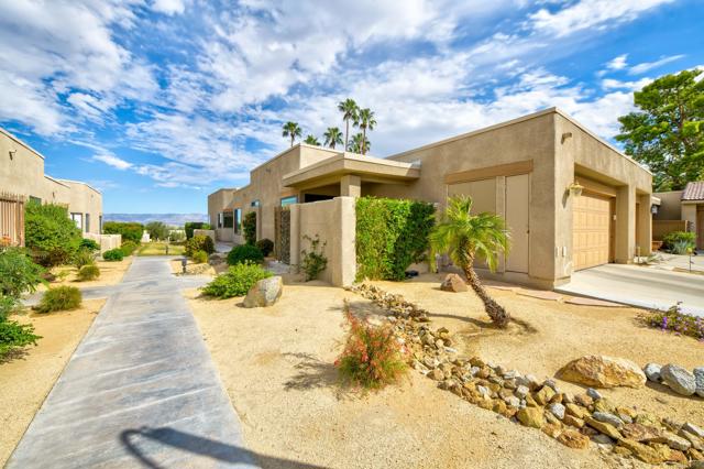 72516 Sandstone Lane, Palm Desert CA: https://media.crmls.org/mediaz/872f19ab-b86d-4f99-9438-905268916062.jpg