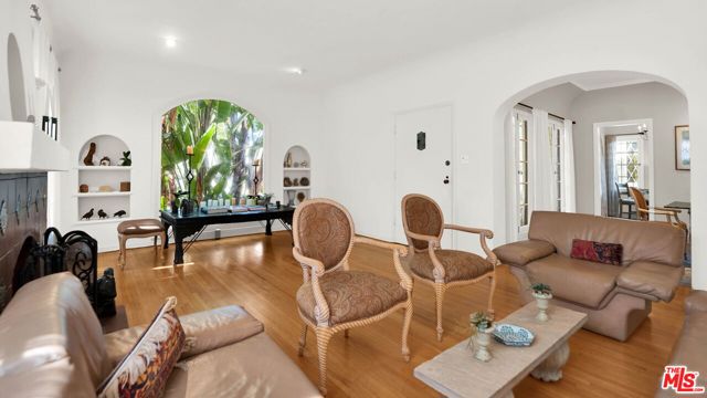 1118 HI POINT Street, Los Angeles CA: https://media.crmls.org/mediaz/872f32ae-4819-4fea-854c-65a15501dd06.jpg