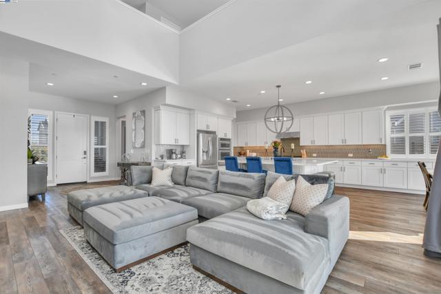 30 Grey Whale Pl, Bethel Island CA: https://media.crmls.org/mediaz/87308cf1-39cd-45a1-b603-cbf8b6f4da84.jpg