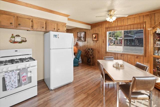 1101 W Country Club Boulevard, Big Bear CA: https://media.crmls.org/mediaz/87310955-6cb6-4ca2-bad9-105dd955ef84.jpg