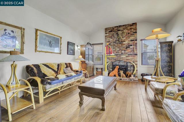 2014 109Th Ave, Oakland CA: https://media.crmls.org/mediaz/87317560-e0e7-4dab-8855-e397dc6165bc.jpg
