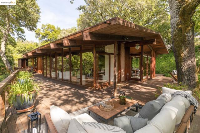 1 Kittiwake Rd, Orinda CA: https://media.crmls.org/mediaz/87317cb4-8431-42e7-ac11-215b70167140.jpg