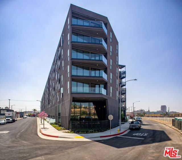 1101 N Main Street, Los Angeles CA: https://media.crmls.org/mediaz/87319d29-42c8-4d09-b00d-e6b8972e4af9.jpg