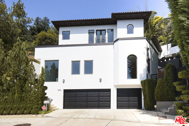 1642 Lindacrest Drive, Beverly Hills CA: https://media.crmls.org/mediaz/8731a4a2-6843-455a-8271-f7cc9039bd96.jpg