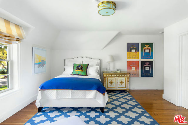 615 Trenton Drive, Beverly Hills CA: https://media.crmls.org/mediaz/8731e75d-6fad-4794-91bb-ed9529faf5d0.jpg