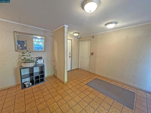 401 Monte Vista Ave, Oakland CA: https://media.crmls.org/mediaz/8731f3d5-3ebb-4fbd-b8ee-f6f16aa7b780.jpg