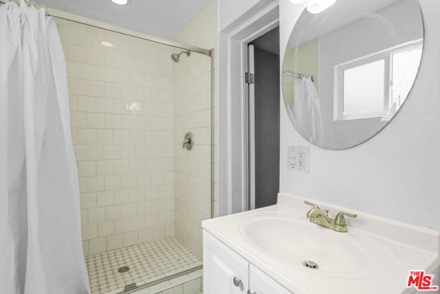 1060 E 6th Street, Long Beach CA: https://media.crmls.org/mediaz/873295a4-c419-4b53-af2d-54d59fa3cc19.jpg