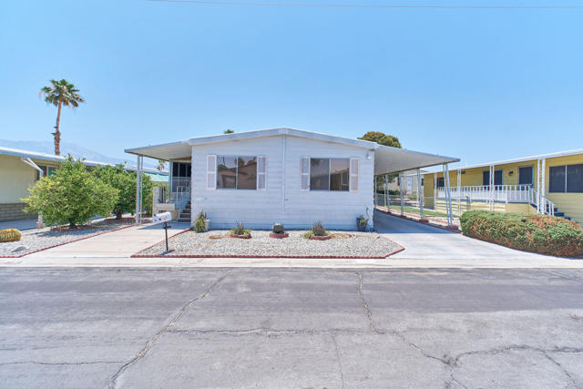14777 Palm Drive, Desert Hot Springs CA: https://media.crmls.org/mediaz/8732e75b-50d8-4ea6-9591-46adf1f4b073.jpg