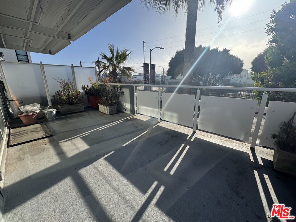 https://media.crmls.org/mediaz/8734c0b8-6ece-43d1-af00-72409027532d.jpg?preset=X-Large