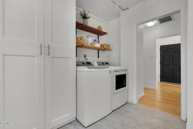 410 W Spazier Avenue, Burbank CA: https://media.crmls.org/mediaz/8734dc30-96af-4362-9e55-c97c39638d39.jpg