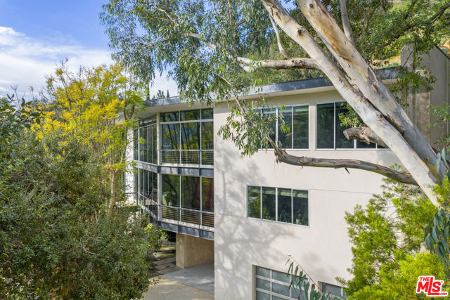 2207 Bowmont Drive, Beverly Hills CA: https://media.crmls.org/mediaz/8735d3e3-4310-4c64-aaa8-e38ca7c7df22.jpg